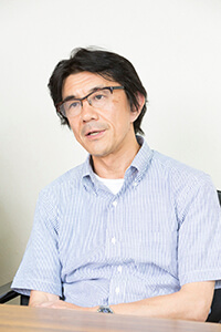 パソコン整備士資格対策の授業をする岩井靖先生